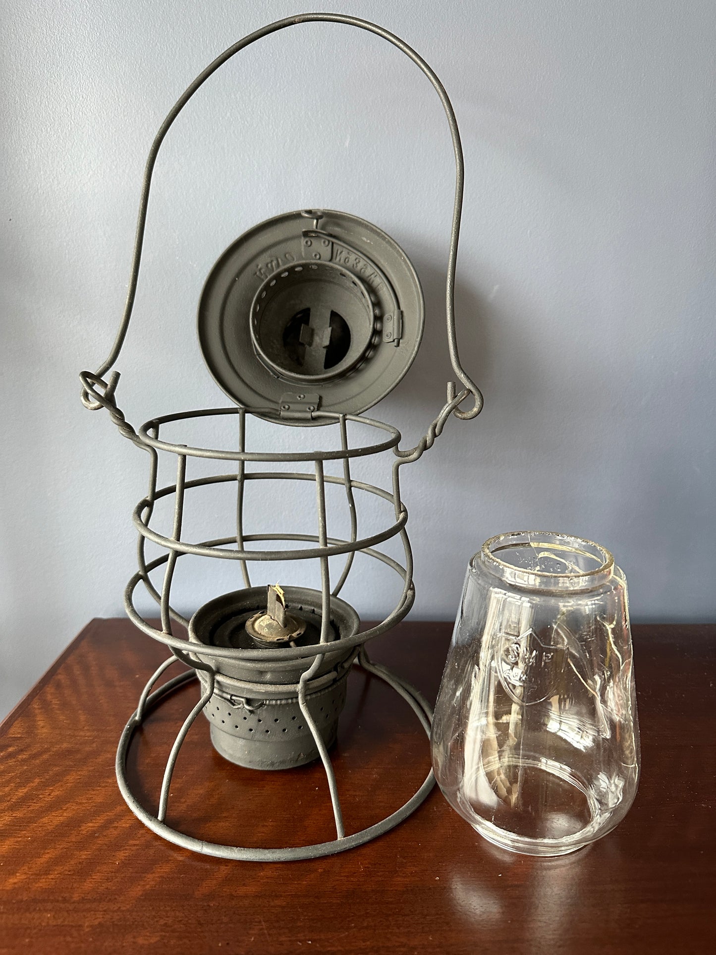 Rayo No. 39 WB Tall Globe Brakeman's Lantern