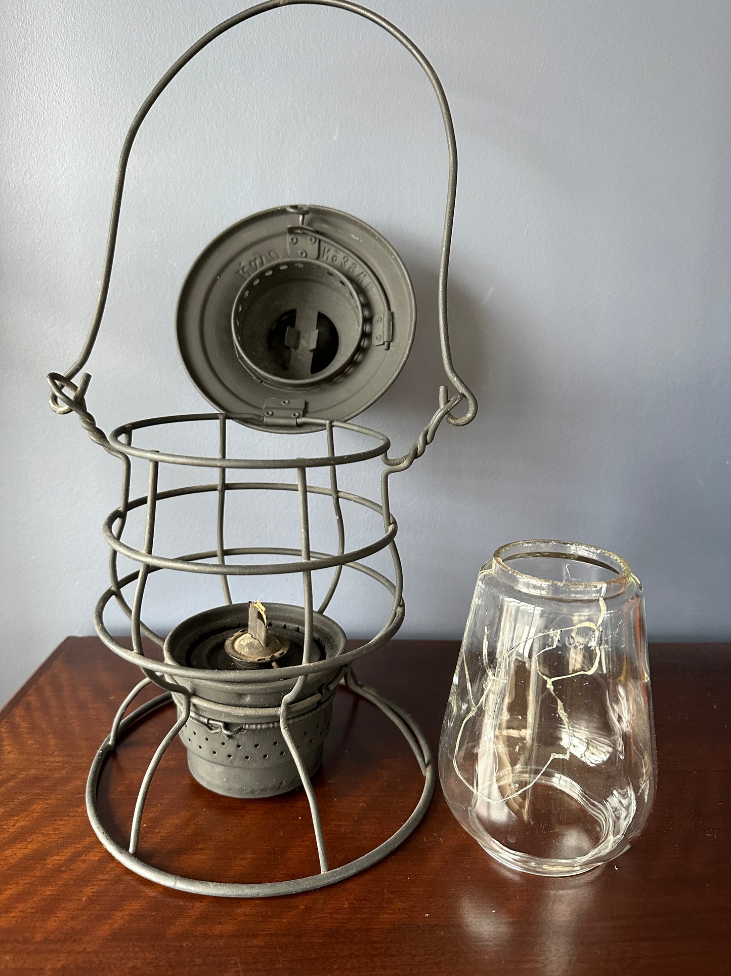 Rayo No. 39 WB Tall Globe Brakeman's Lantern