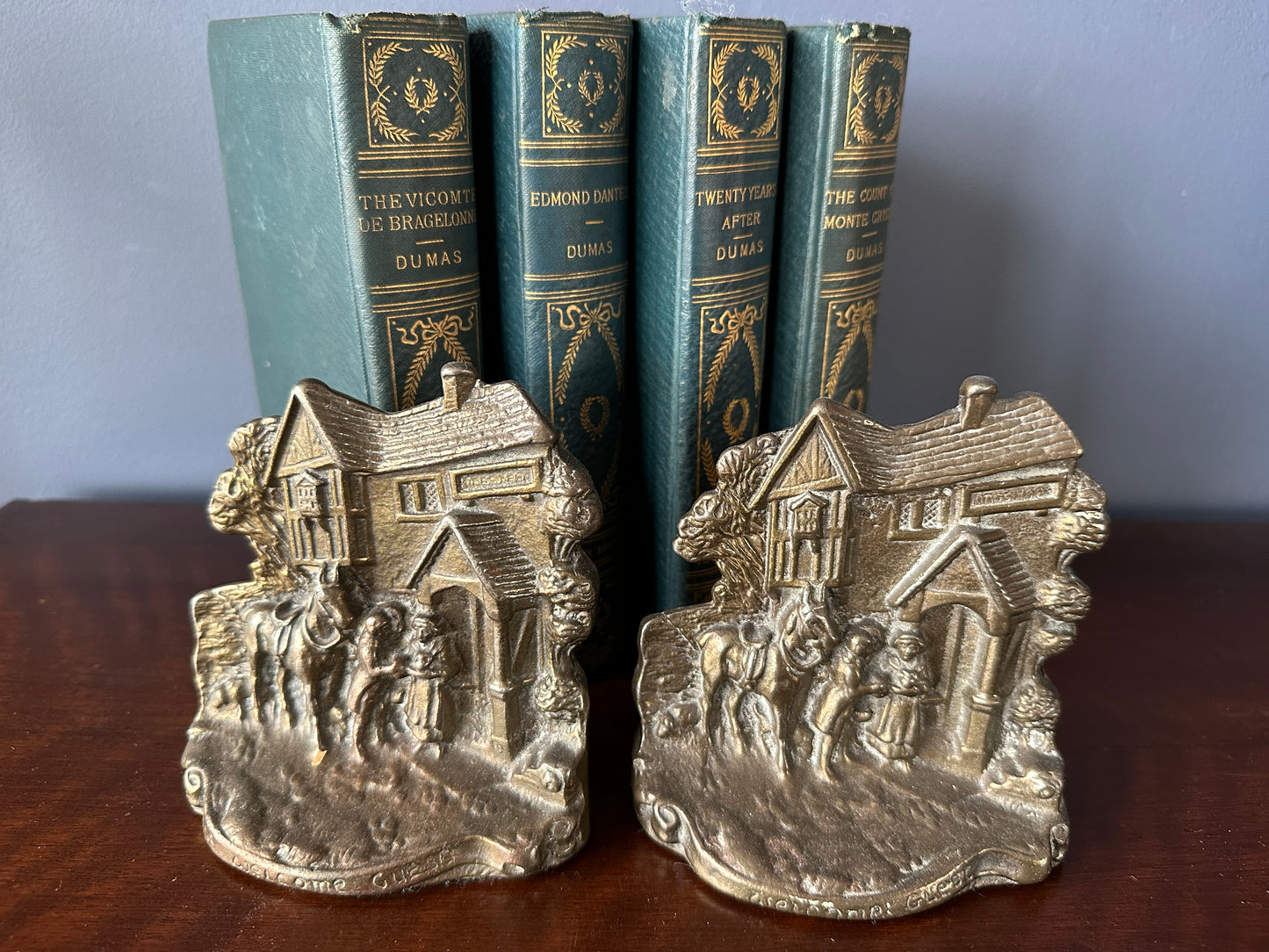 Country Scene Bookends - A Welcome Guest