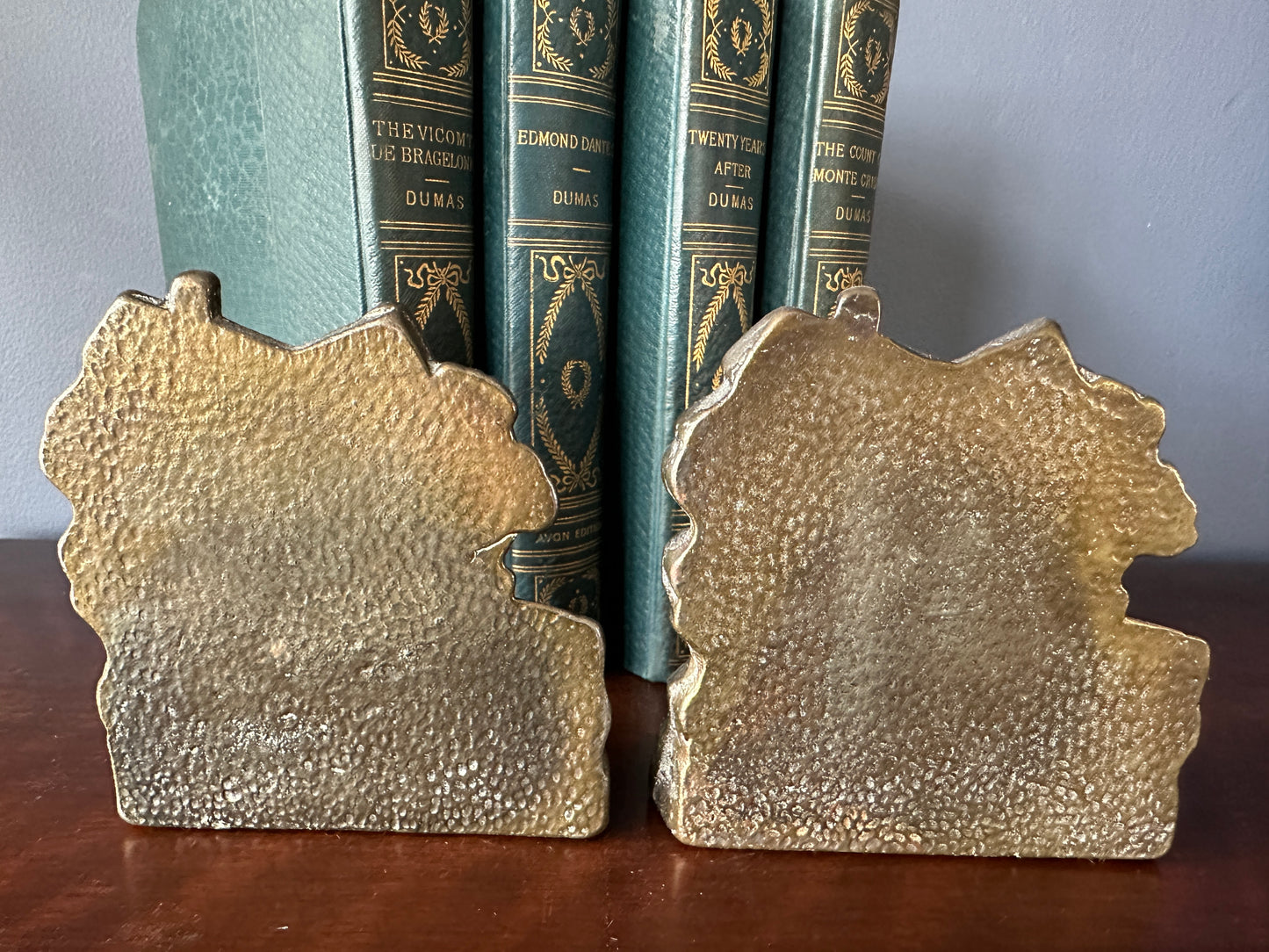 Country Scene Bookends - A Welcome Guest