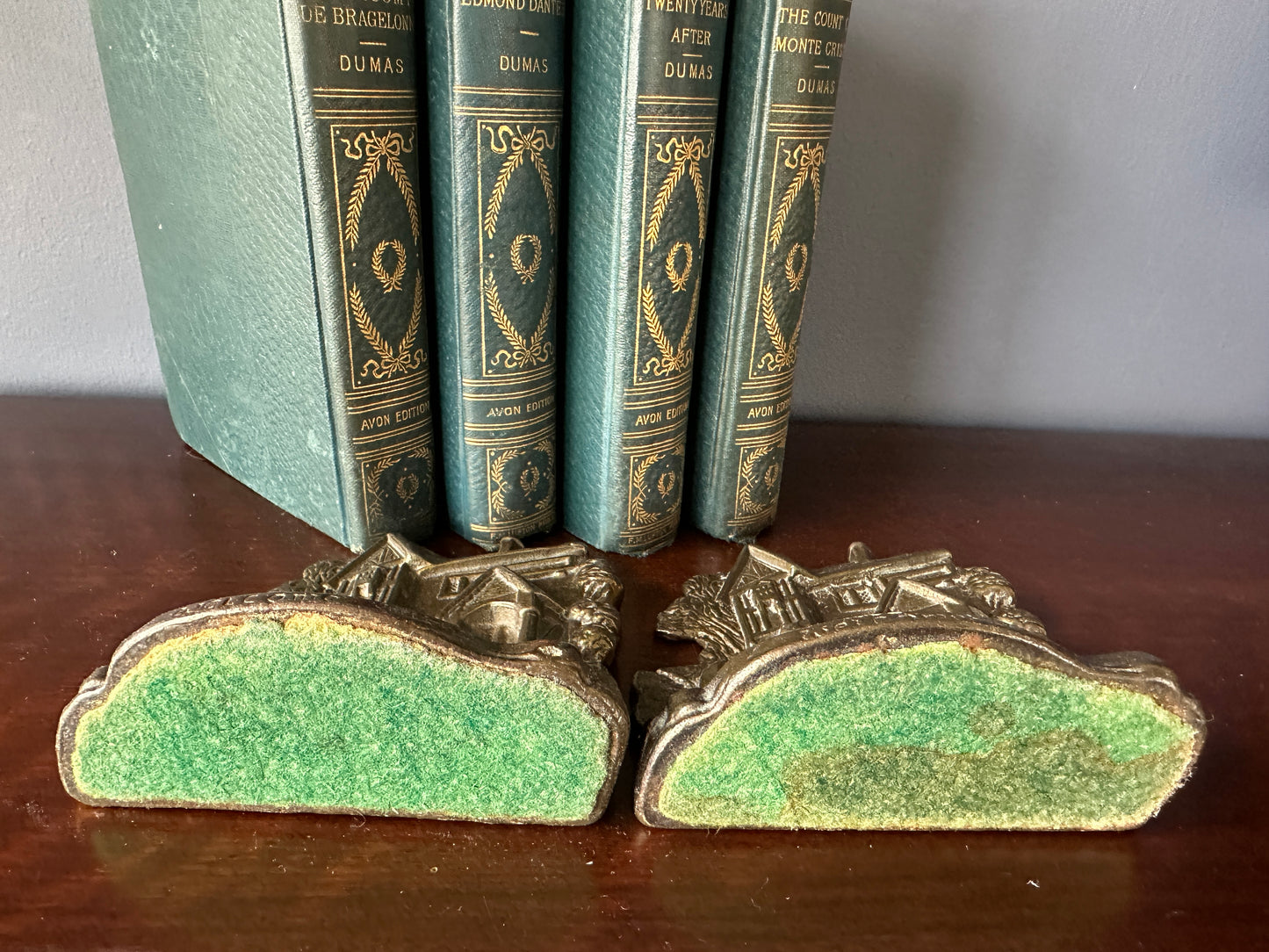 Country Scene Bookends - A Welcome Guest
