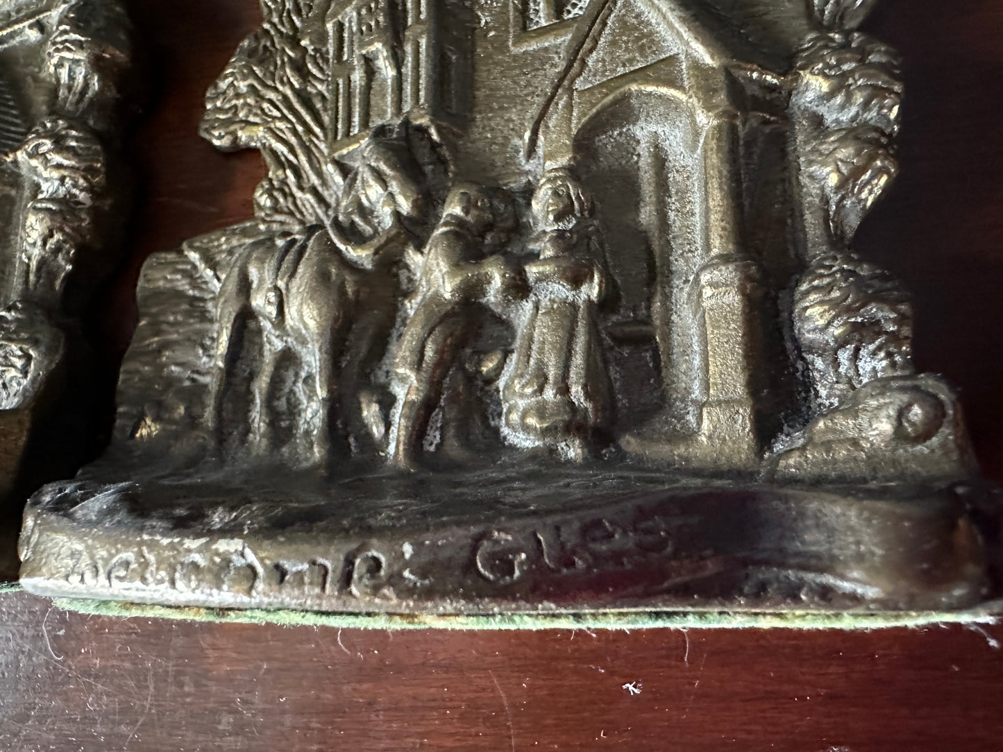 Country Scene Bookends - A Welcome Guest