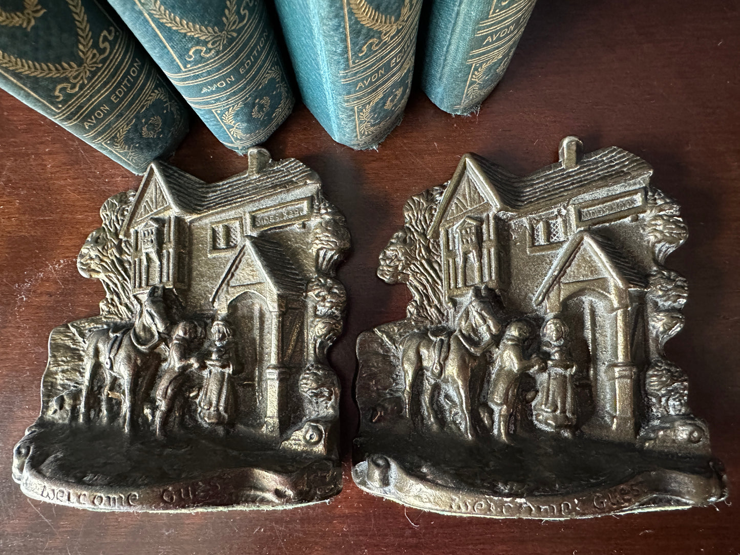 Country Scene Bookends - A Welcome Guest