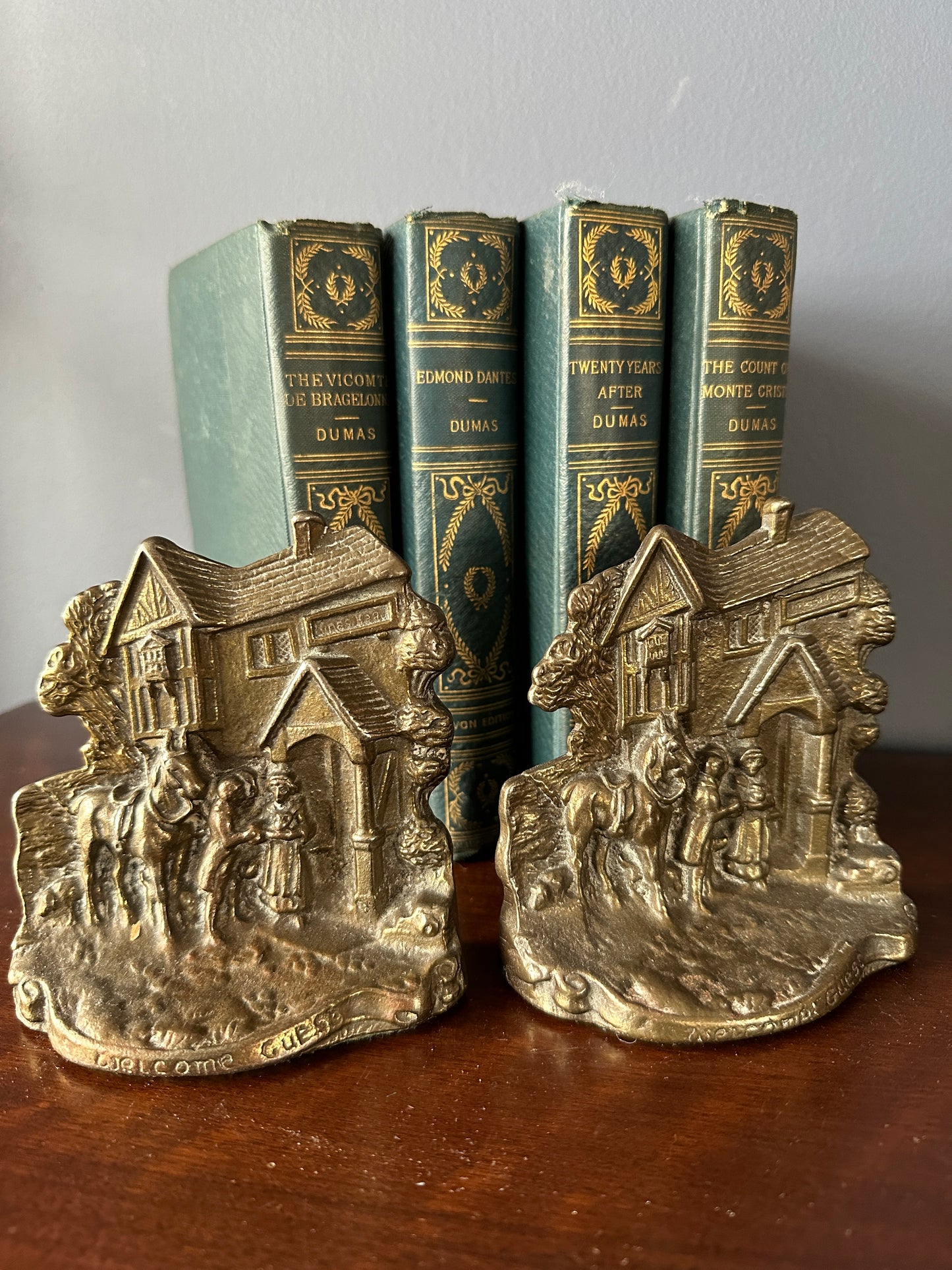 Country Scene Bookends - A Welcome Guest