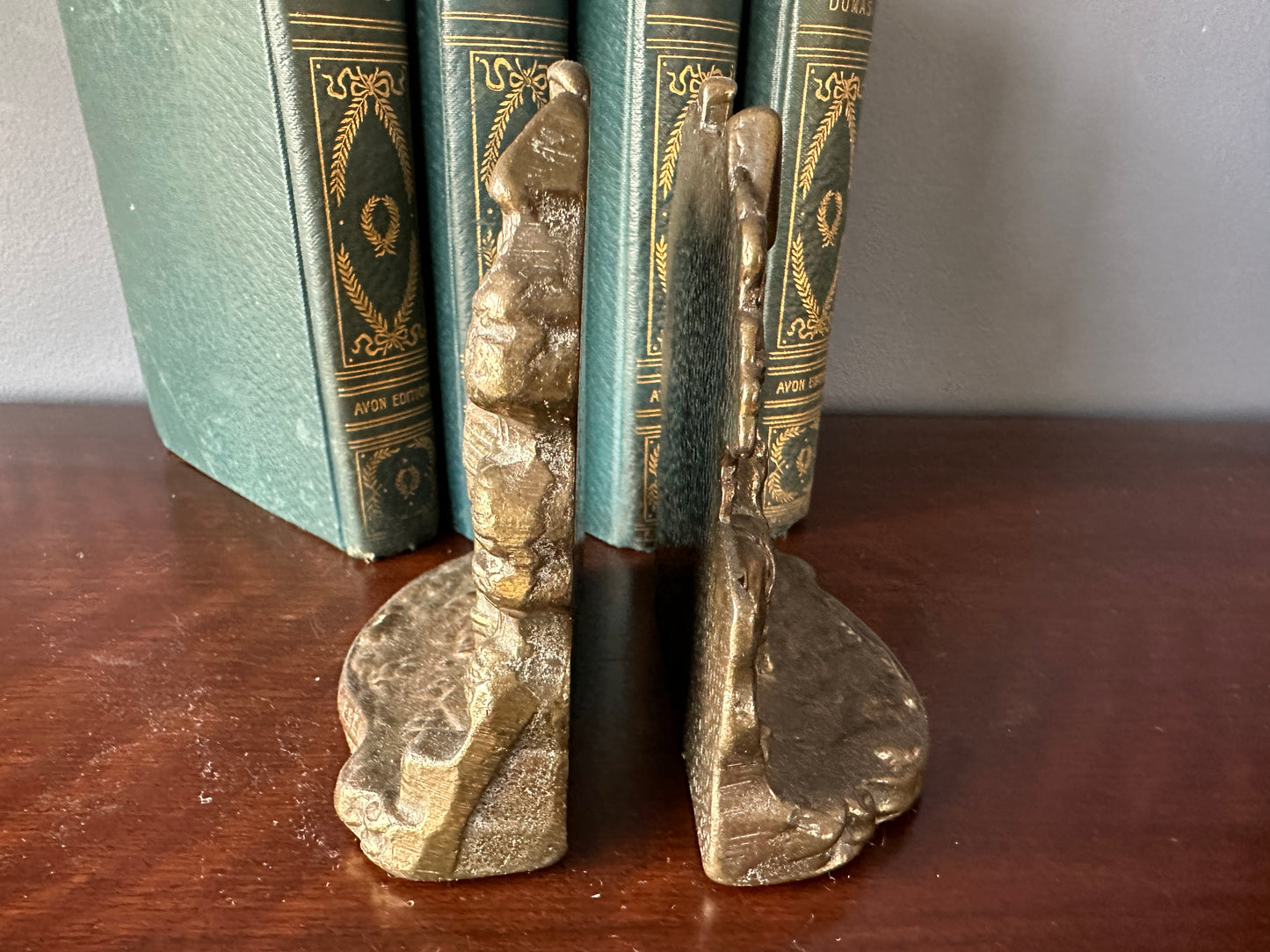 Country Scene Bookends - A Welcome Guest
