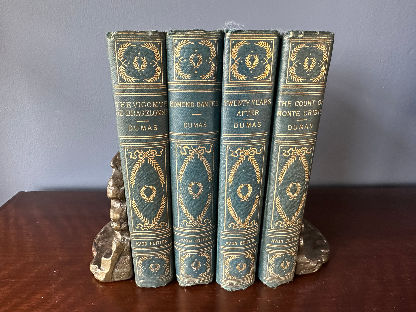 Country Scene Bookends - A Welcome Guest
