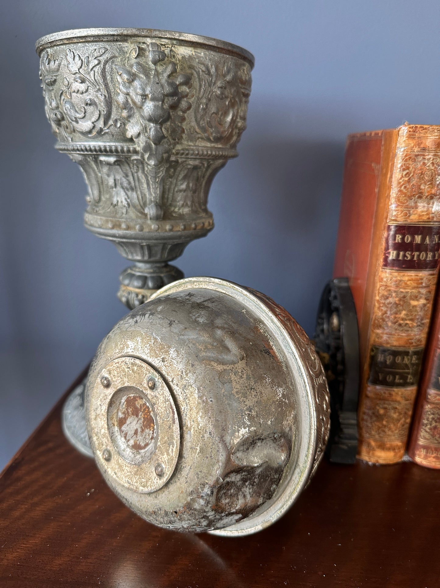 Brunner & Co Lion Head Metal Pedestal Oil Lamp