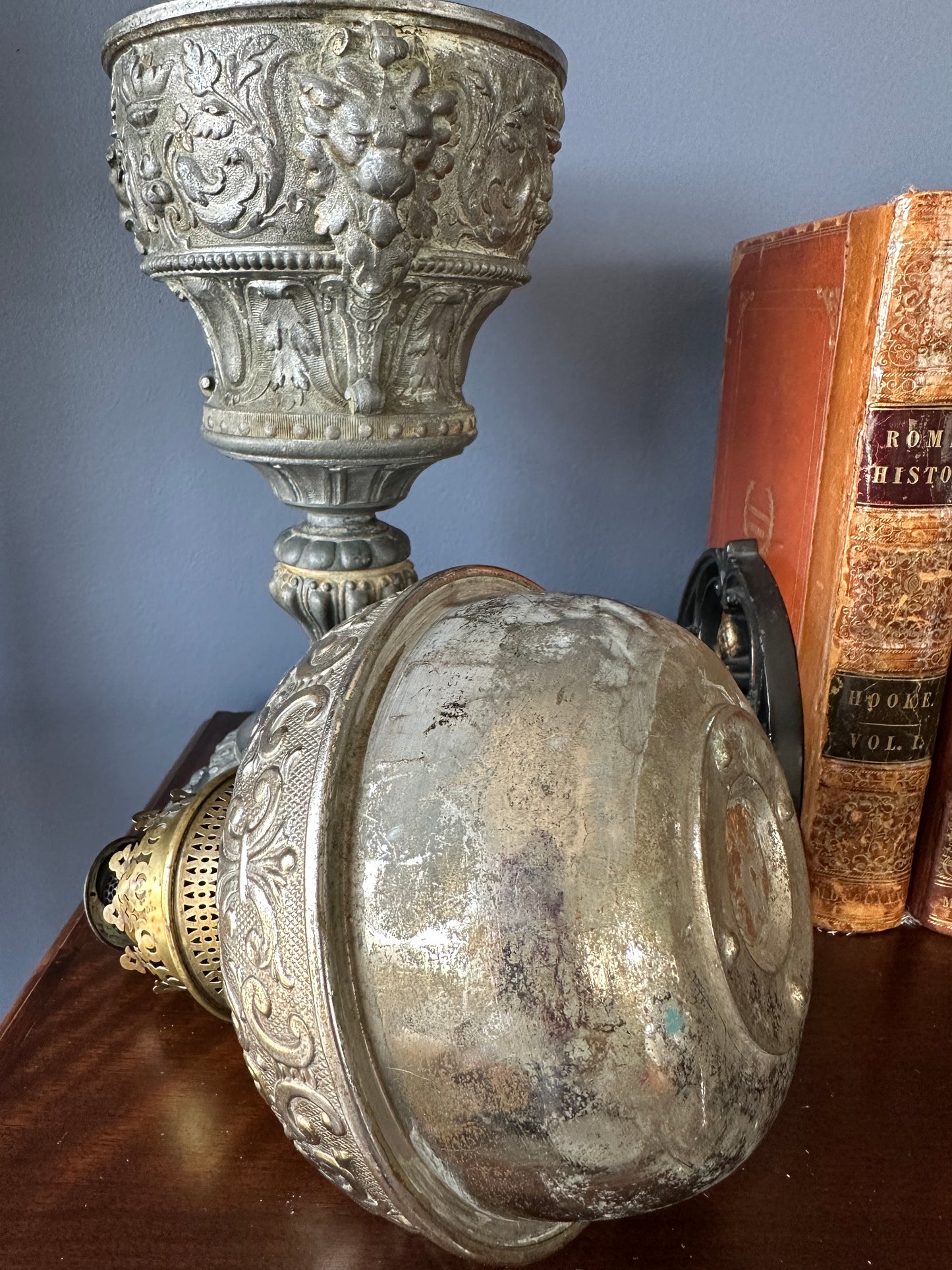 Brunner & Co Lion Head Metal Pedestal Oil Lamp