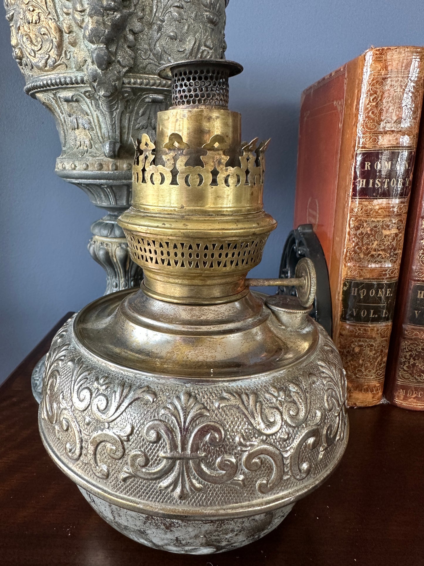 Brunner & Co Lion Head Metal Pedestal Oil Lamp