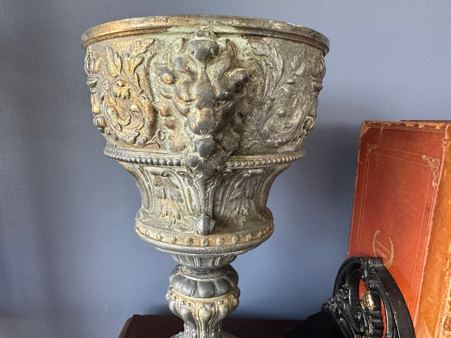 Brunner & Co Lion Head Metal Pedestal Oil Lamp