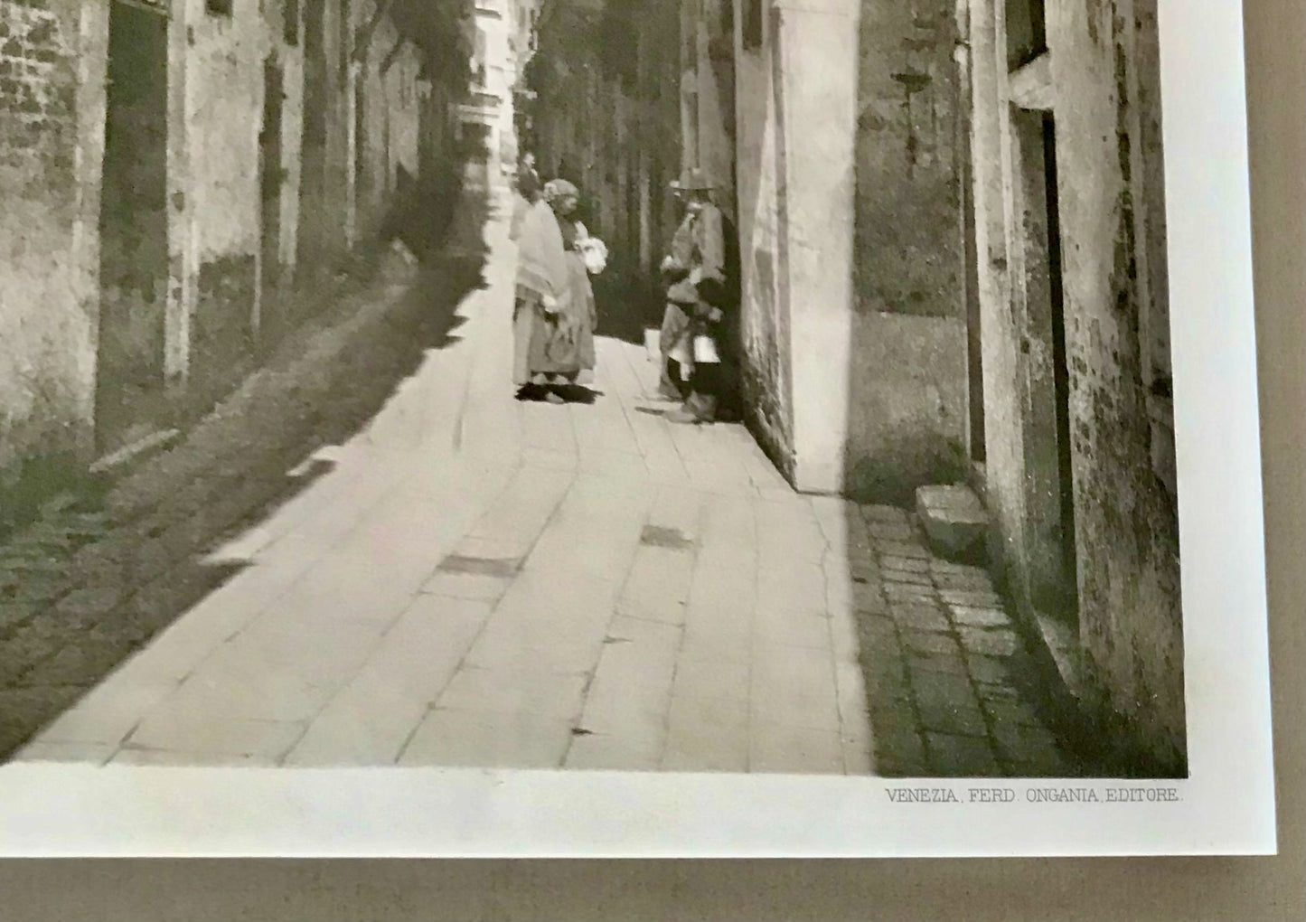 Ferdinando Ongania, Calli e Canali, Venezia, Plate 35, scene of an alley. Photogravure